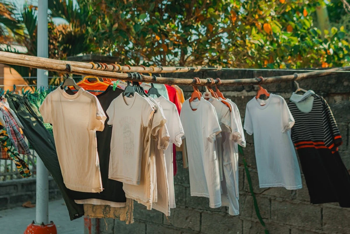 Adiós a las manchas: el truco de color que revive tu ropa como nueva