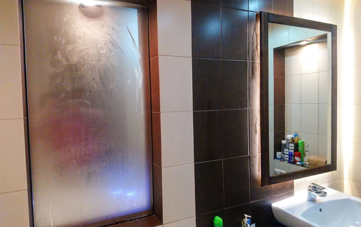 El truco del jabón para que el espejo del baño no se empañe nunca más