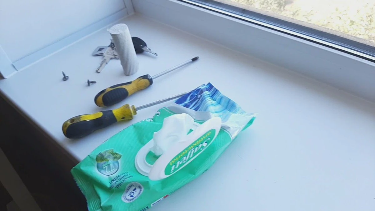 Adiós a las corrientes de aire: el truco de mi suegro para aislar ventanas y ganar 3 grados en casa