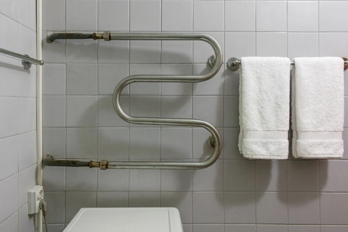 Oculta las tuberías del baño sin perder el acceso: soluciones que encantarán a tus vecinos