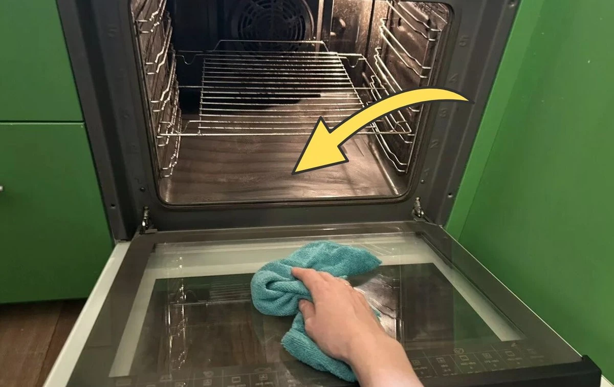 El truco de las limpiadoras: Limpia tu horno en minutos con solo vinagre y bicarbonato