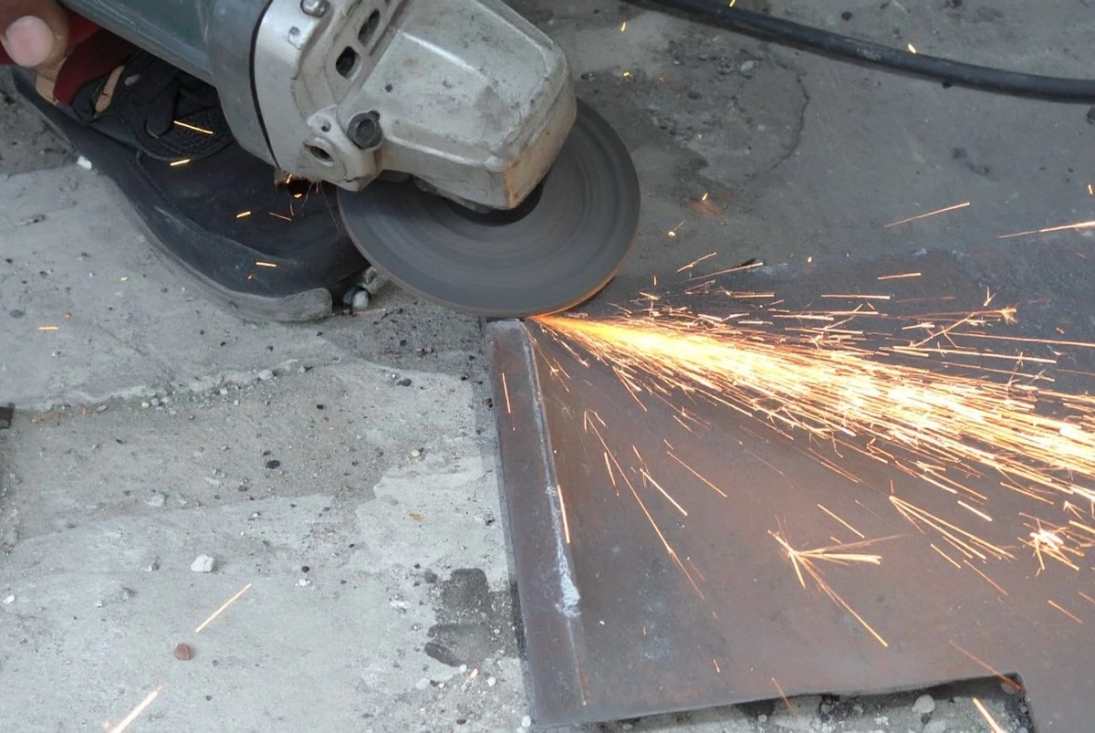 El truco del disco de fibra que hace que tu amoladora corte metal como mantequilla
