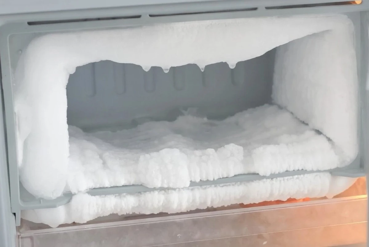 La única manera correcta de descongelar tu congelador (y con qué frecuencia hacerlo)