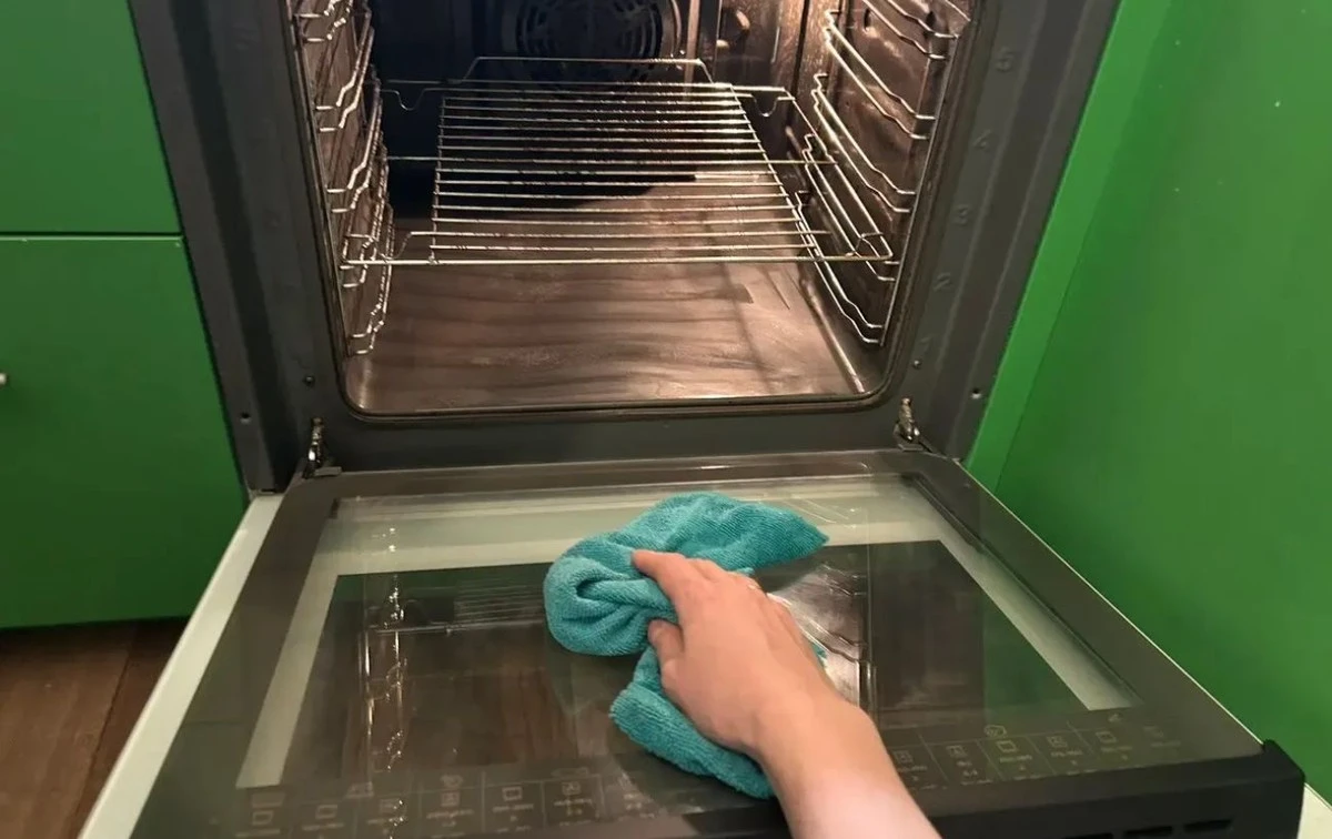 El secreto de la abuela para una horno impecable: 1 gota de algo que tienes en casa disuelve la grasa
