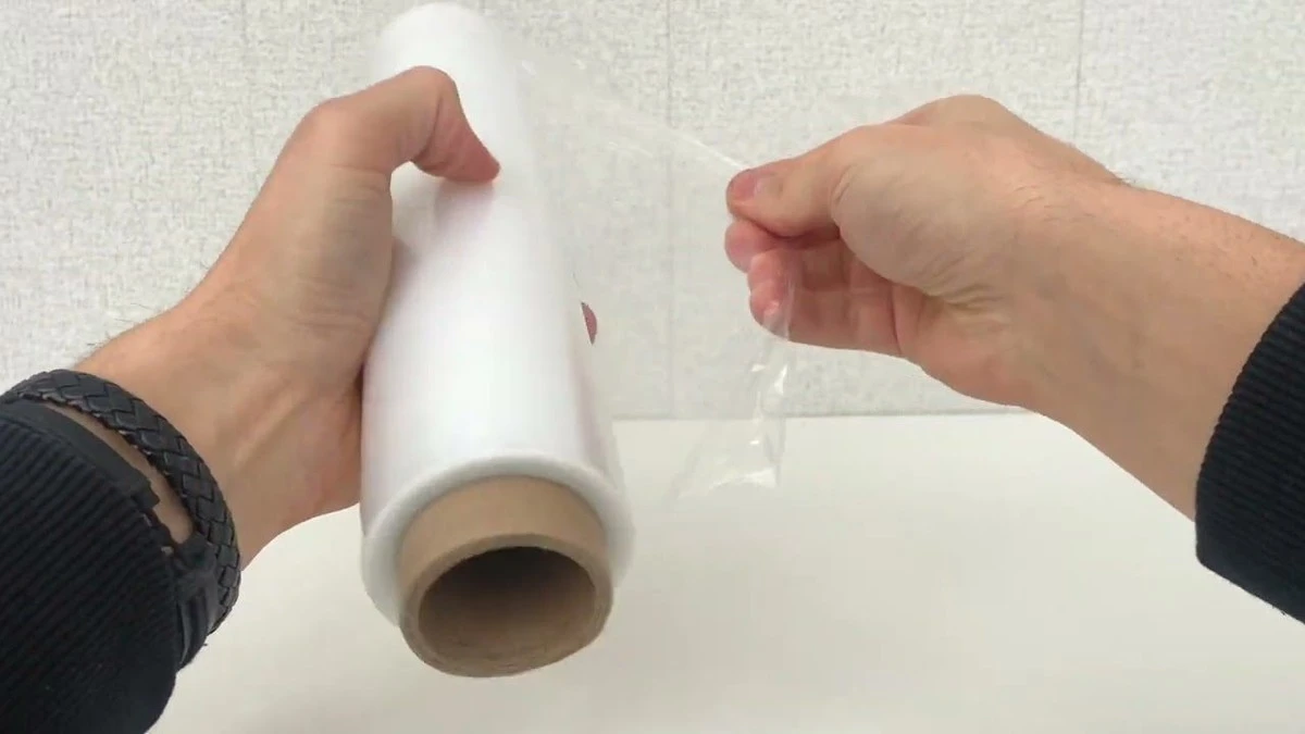 Por qué las amas de casa expertas guardan el film transparente en el congelador: libera su potencial al 100%