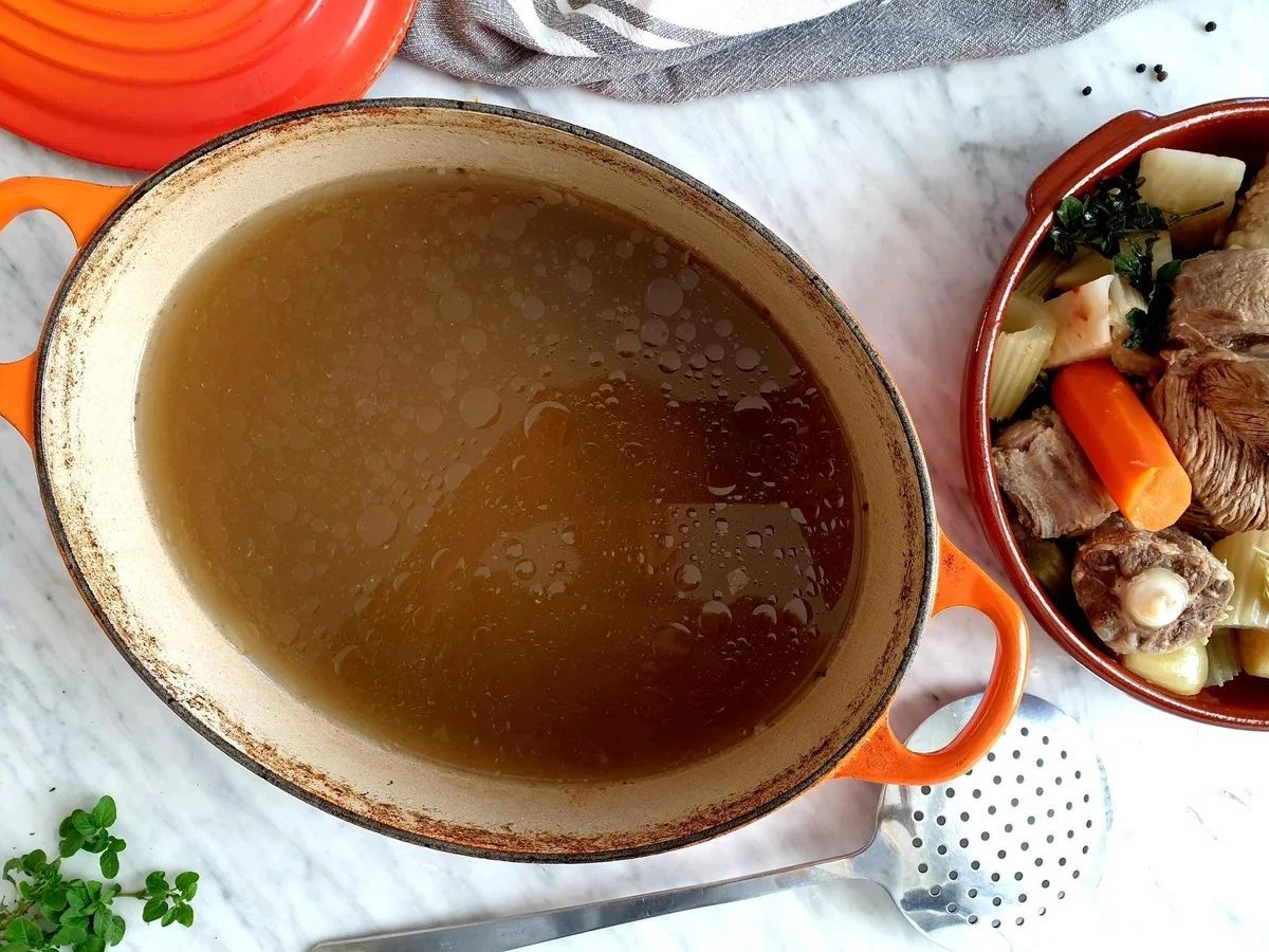 El secreto de los chefs: el vaso en el caldo que lo vuelve cristalino - image 1