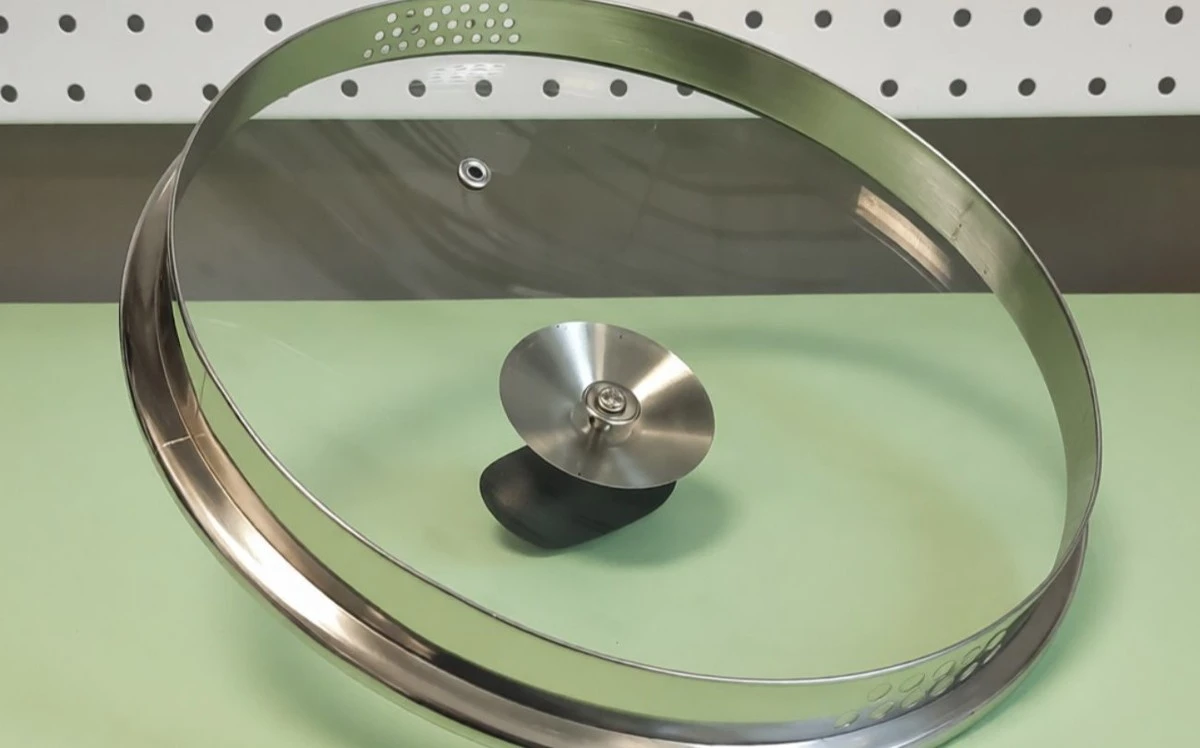 Elchanted negro bajo el borde de la tapa: cómo eliminarlo sin esfuerzo con trucos caseros