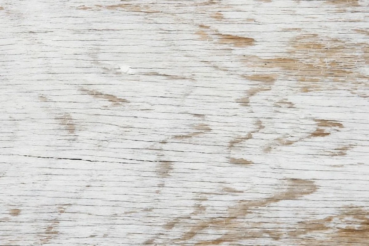 Cómo teñir paredes de madera sin tapar su belleza: un truco que preserva la textura