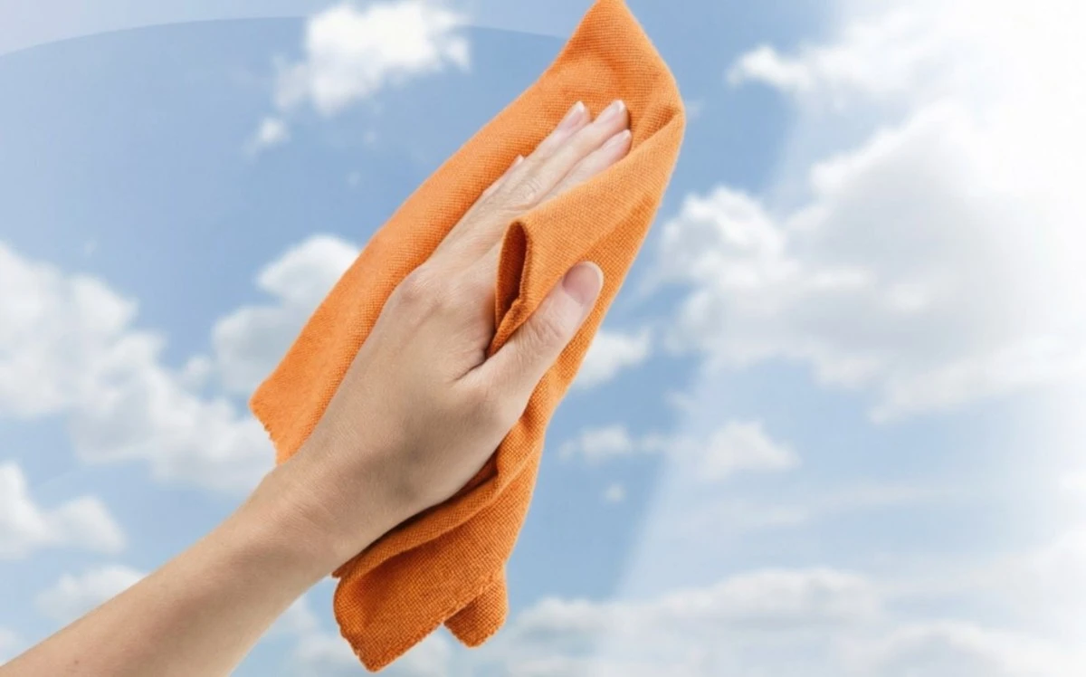 Olvídate del papel de periódico y el vinagre: el método infalible para ventanas impecables