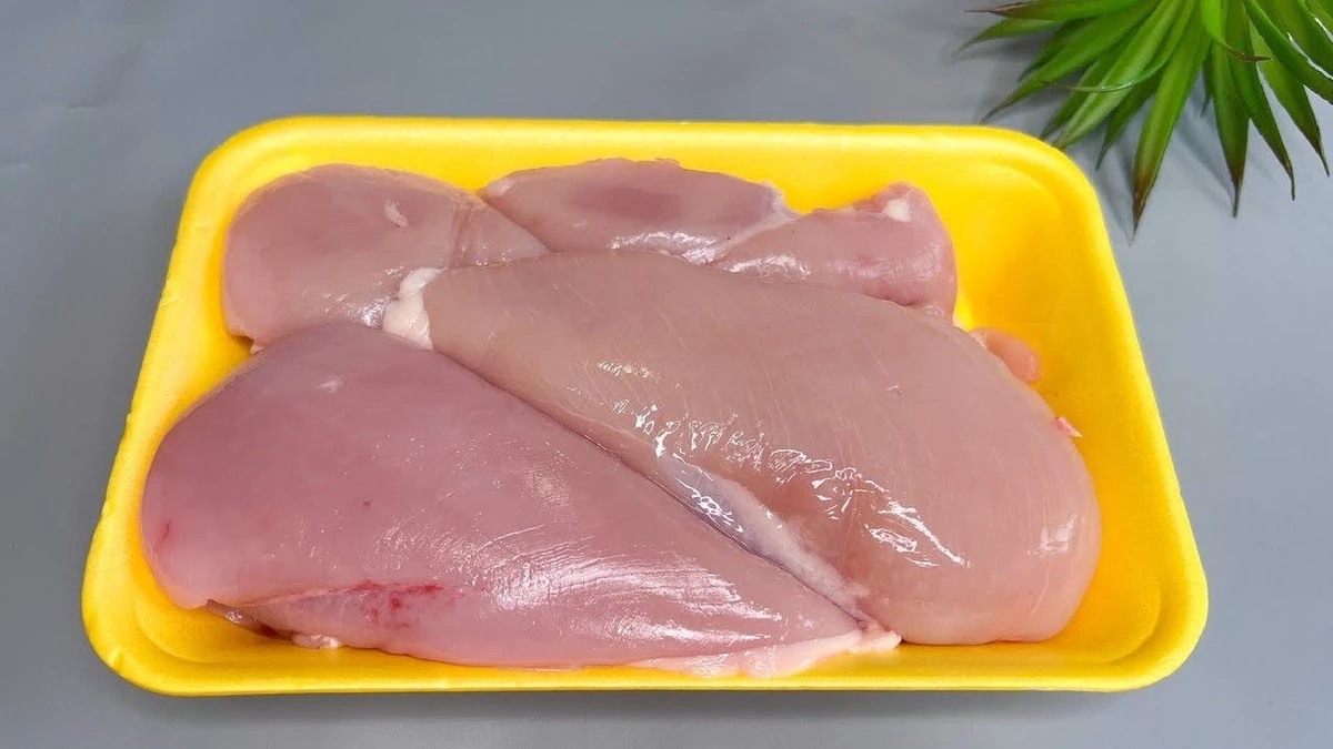 Solo 3 segundos: el truco de los carniceros para saber si el pollo está fresco