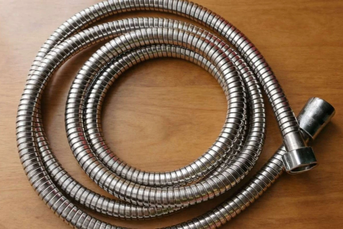 El truco infalible para dejar tu manguera de ducha impecable en minutos