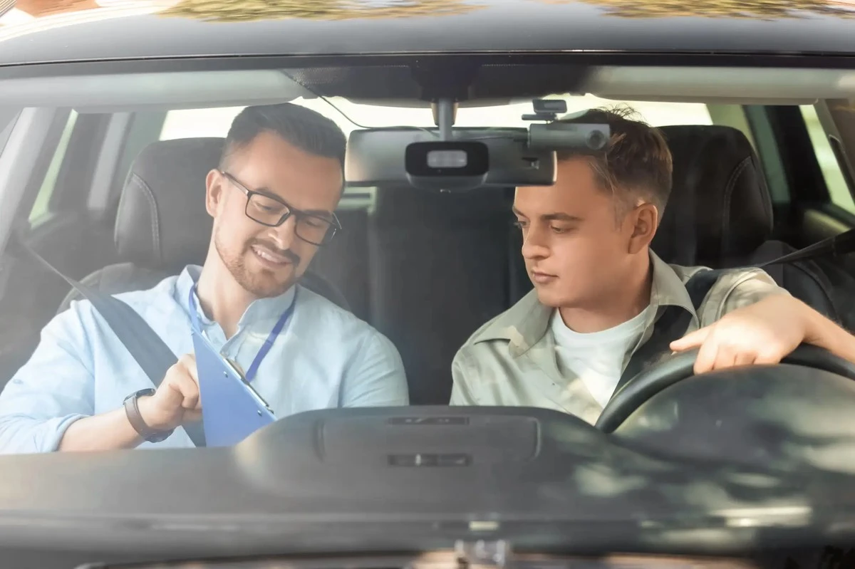 Nuevas preguntas en autoescuelas: ¿ Podrían suspender incluso a los conductores veteranos?