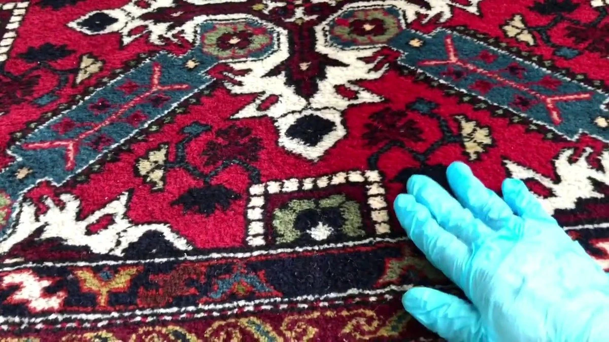 La mezcla casera que elimina olores y manchas de tu alfombra en una hora