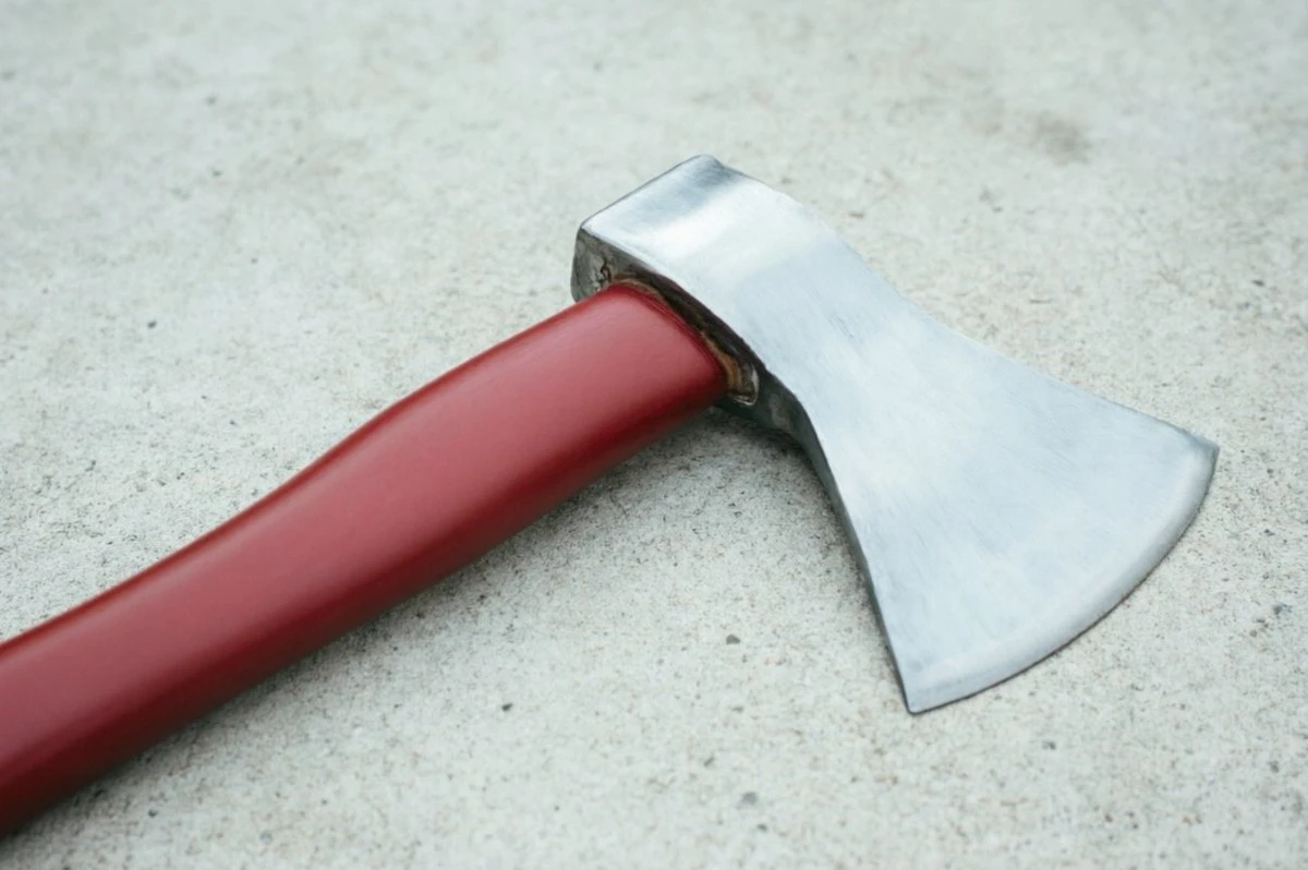 El hacha perfecta: el acero, el filo y el mango que necesitas para tu casa