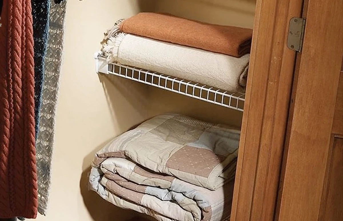 No más olor a humedad en tu armario: el truco de dos trozos de esta "cosa" que absorbe la humedad y deja tu ropa fresca